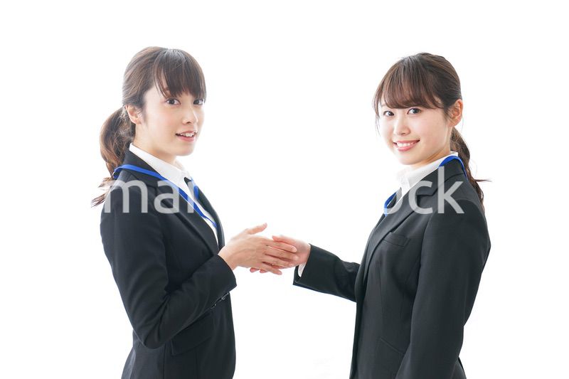 握手をするビジネスパーソン