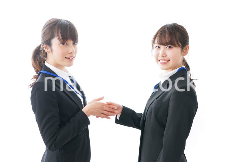 握手をするビジネスパーソン