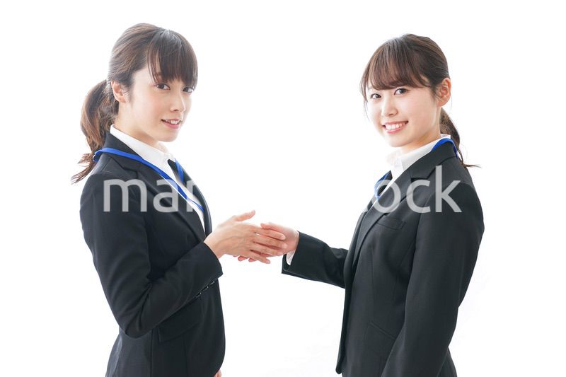 握手をするビジネスパーソン