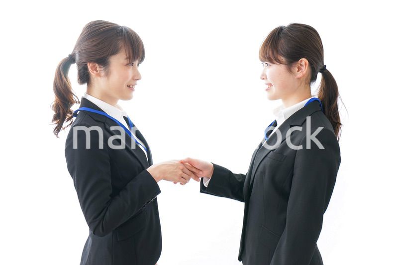 握手をするビジネスパーソン