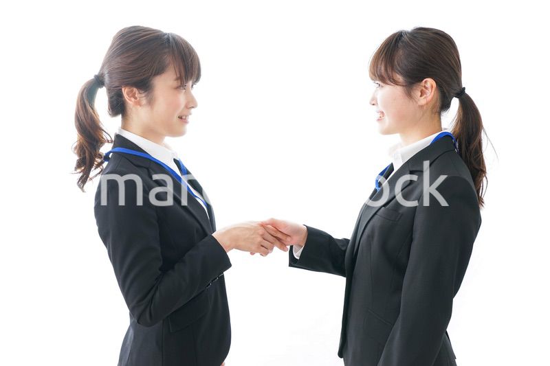 握手をするビジネスパーソン