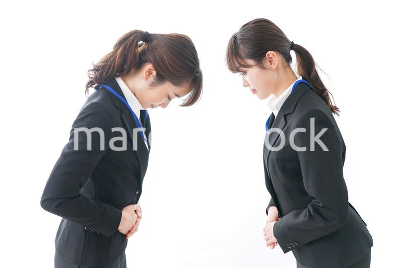 謝罪・お辞儀をするビジネスパーソン