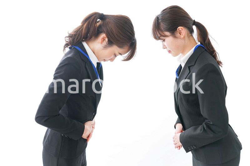 謝罪・お辞儀をするビジネスパーソン