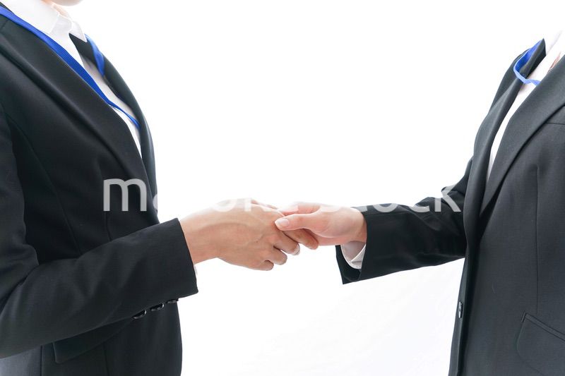 握手をするビジネスパーソン