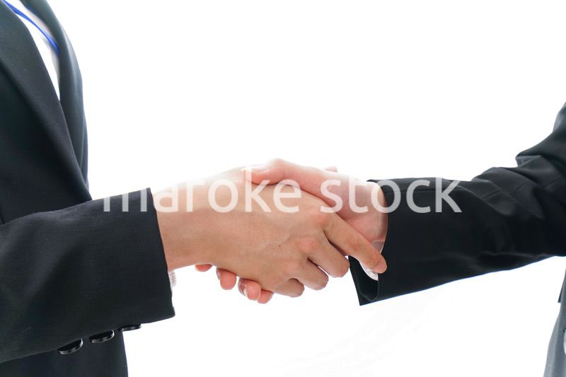 握手をするビジネスパーソン