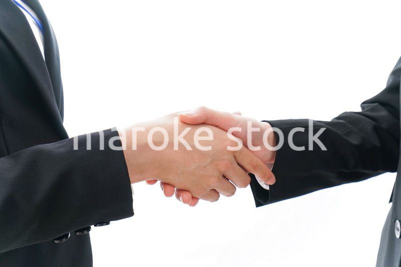 握手をするビジネスパーソン