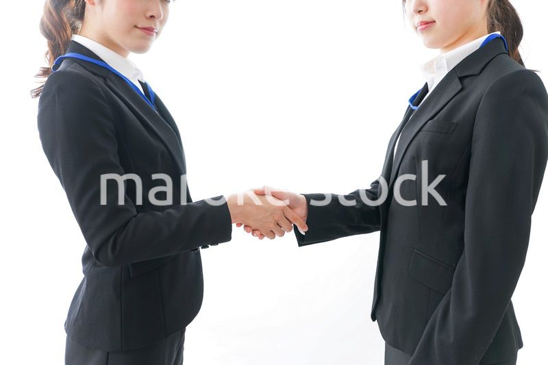 握手をするビジネスパーソン
