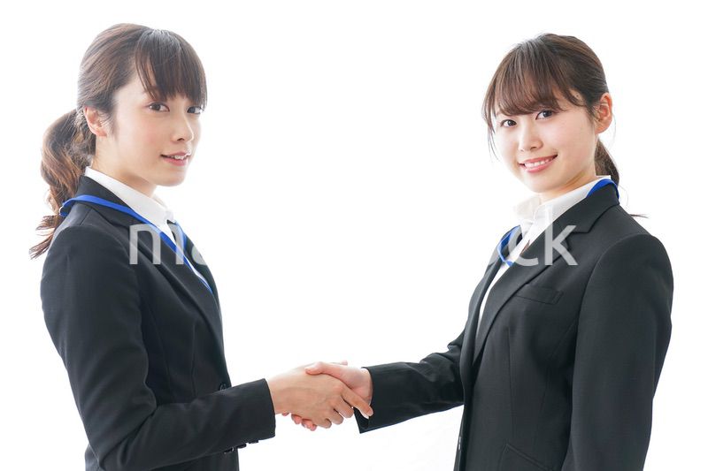 握手をするビジネスパーソン