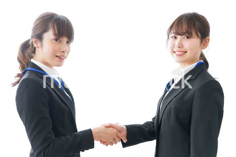 握手をするビジネスパーソン