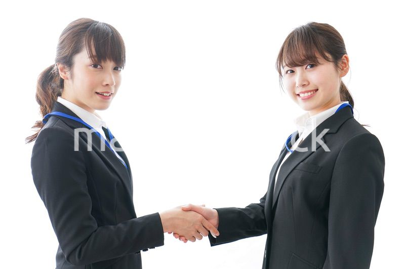 握手をするビジネスパーソン