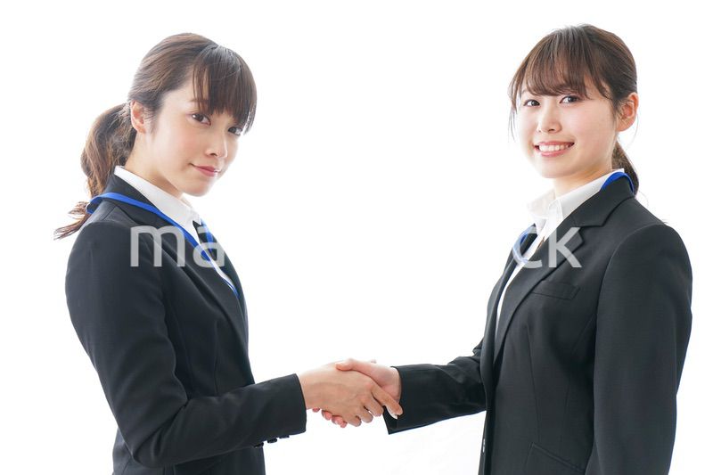 握手をするビジネスパーソン