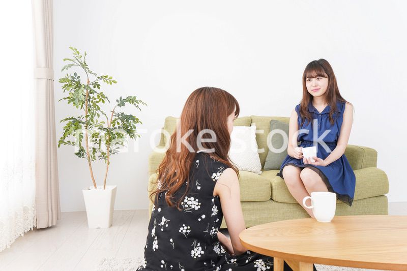 家で女子会する若い女性