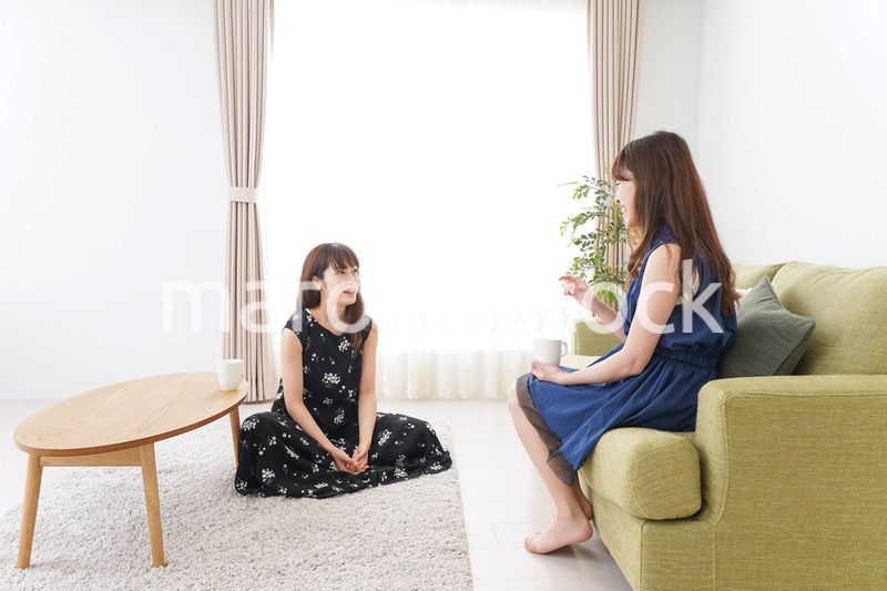 家で女子会する若い女性