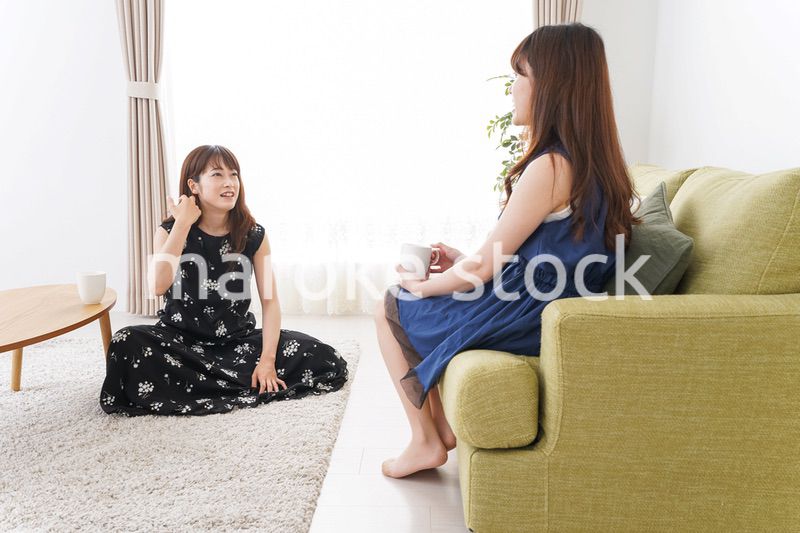 家で女子会する若い女性