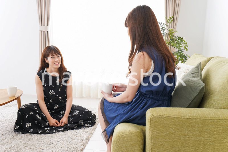 家で女子会する若い女性