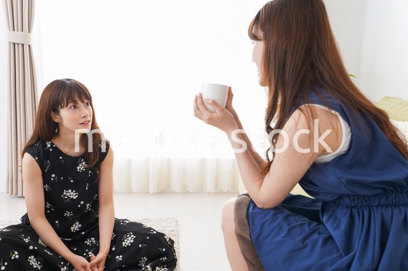 家で女子会する若い女性