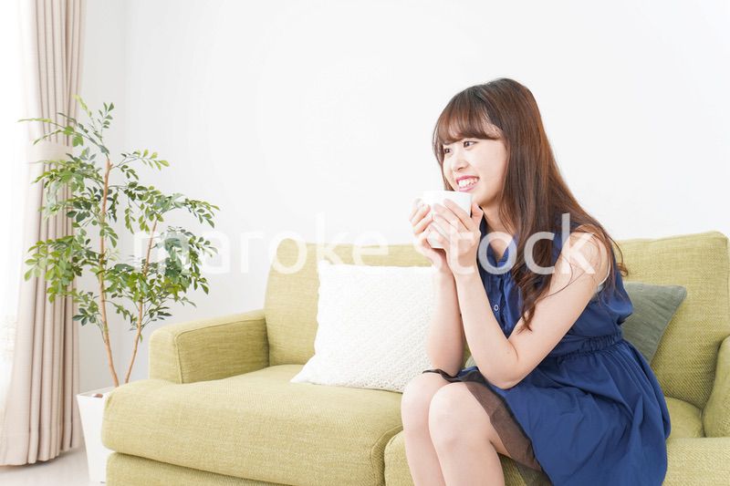 自宅でリラックスする女性