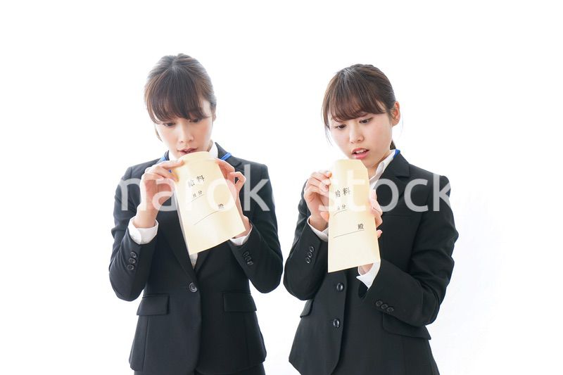 若いビジネスウーマンと給料