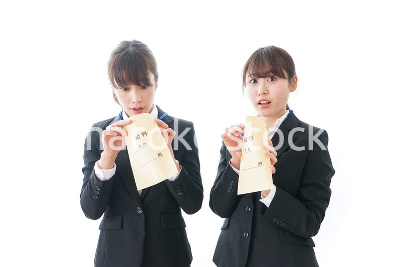 若いビジネスウーマンと給料