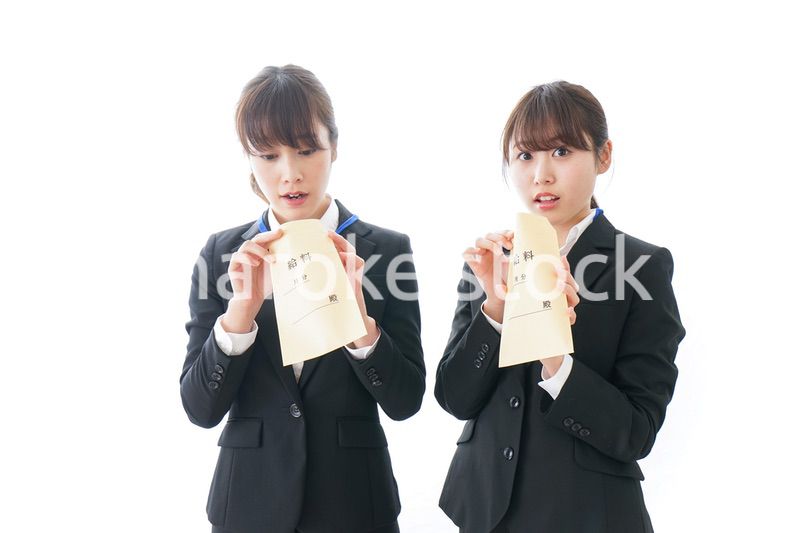 若いビジネスウーマンと給料