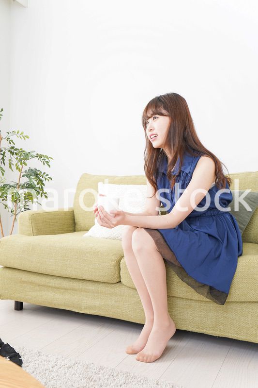 自宅でリラックスする女性