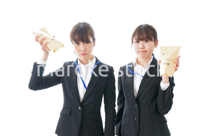 若いビジネスウーマンと給料