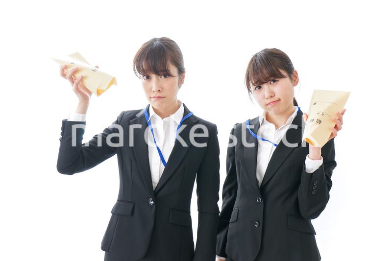 若いビジネスウーマンと給料