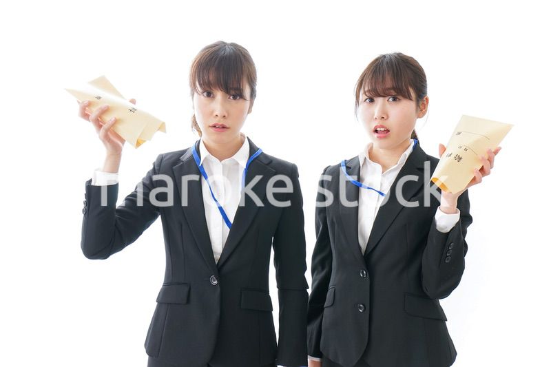 若いビジネスウーマンと給料