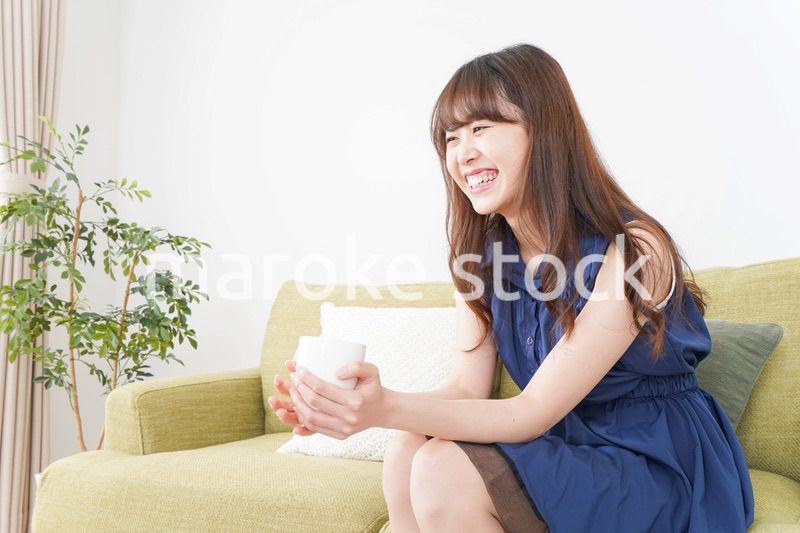 自宅でリラックスする女性