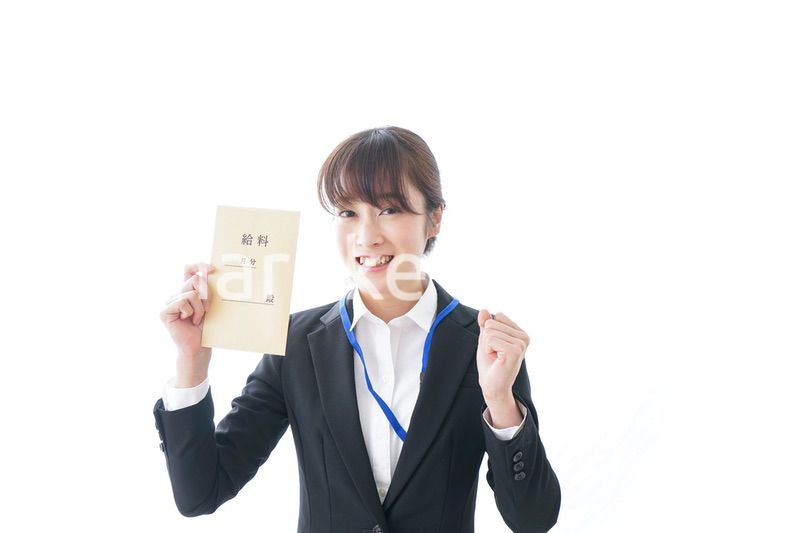 給料に喜ぶ若いビジネスウーマン