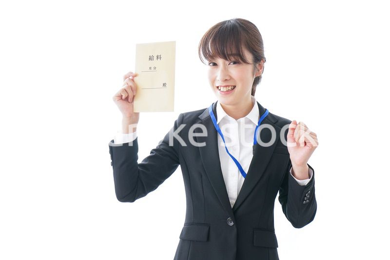 給料に喜ぶ若いビジネスウーマン