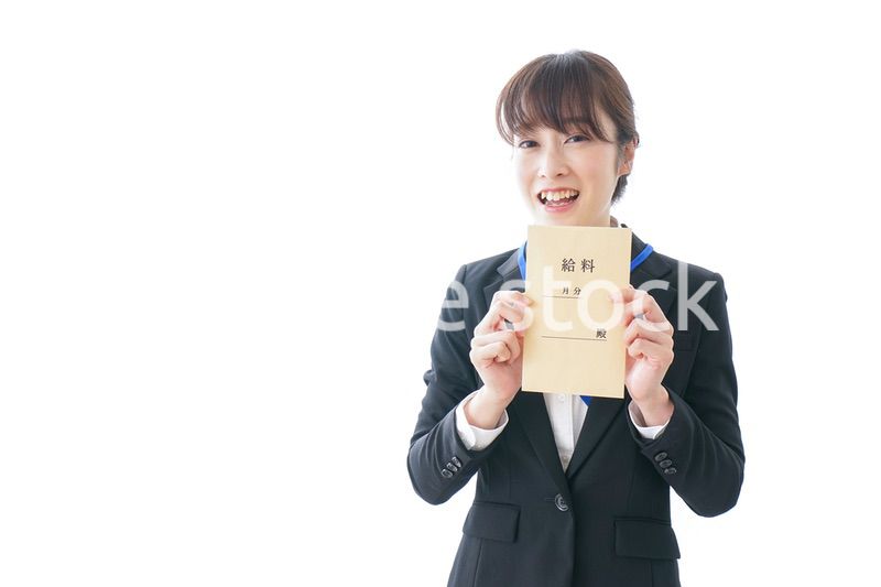 給料に喜ぶ若いビジネスウーマン