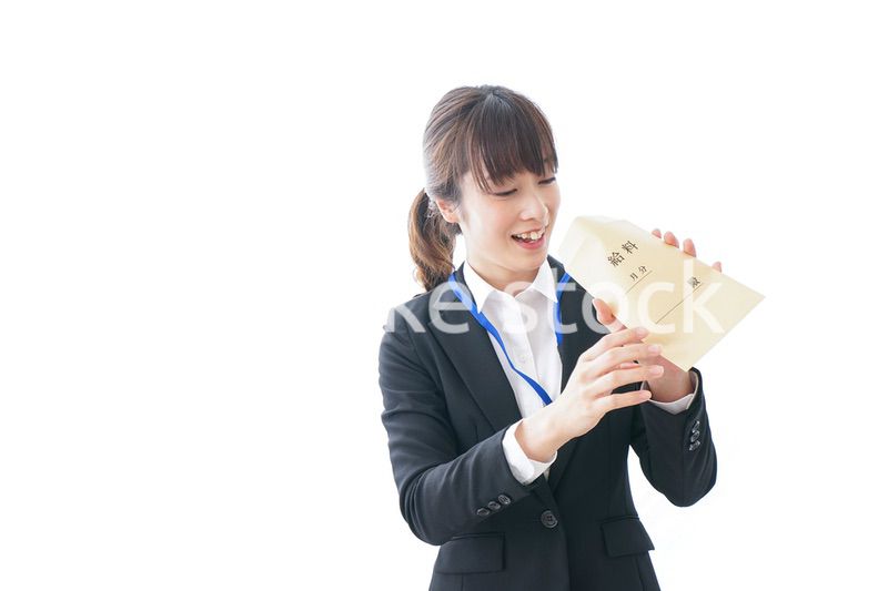 給料に喜ぶ若いビジネスウーマン