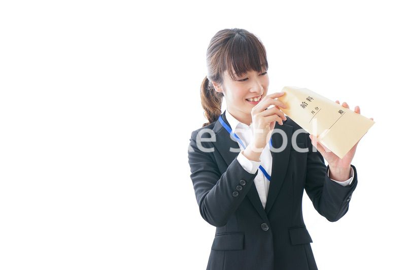 給料に喜ぶ若いビジネスウーマン