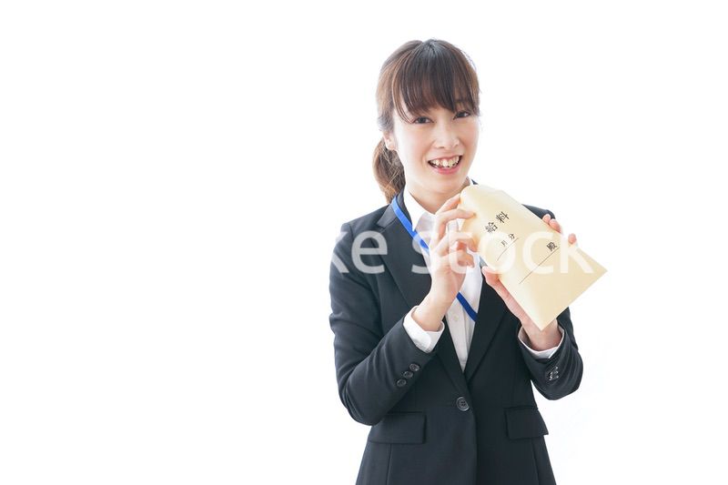 給料に喜ぶ若いビジネスウーマン