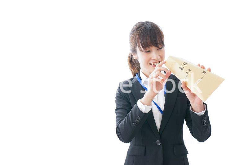 給料に喜ぶ若いビジネスウーマン