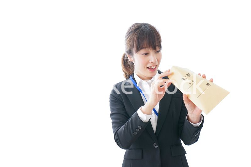 給料に喜ぶ若いビジネスウーマン