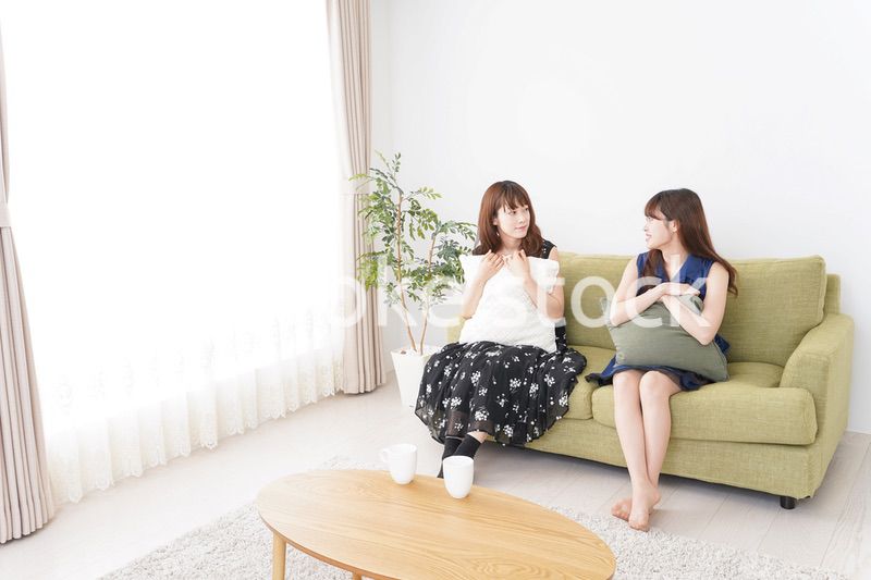 家で女子会する若い女性