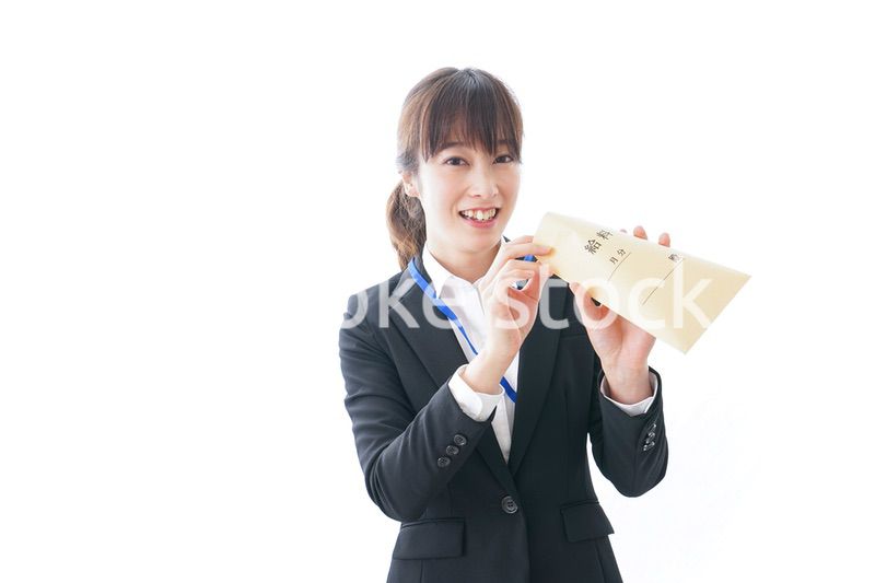 給料に喜ぶ若いビジネスウーマン