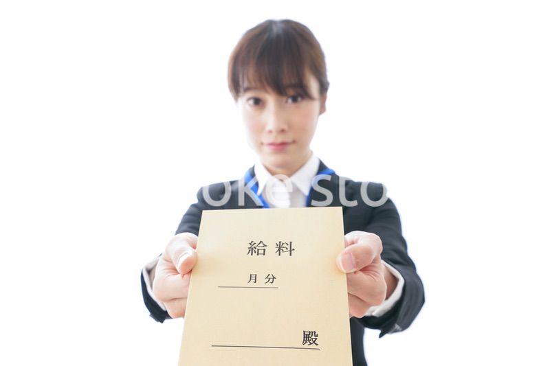 給料に喜ぶ若いビジネスウーマン