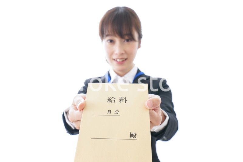 給料に喜ぶ若いビジネスウーマン