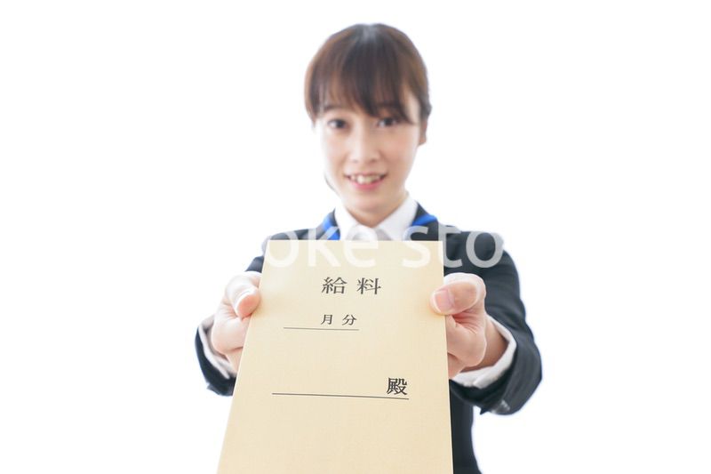 給料に喜ぶ若いビジネスウーマン