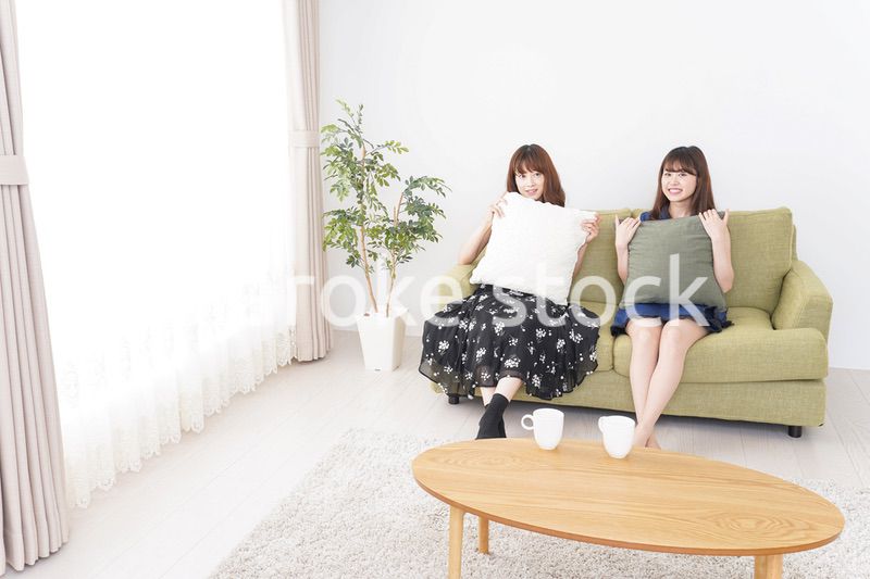 家で女子会する若い女性