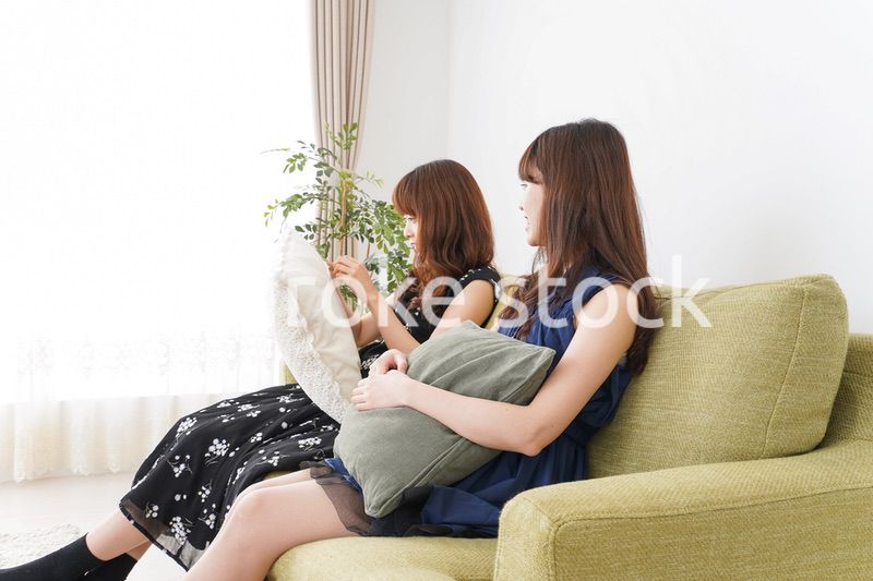 家で女子会する若い女性