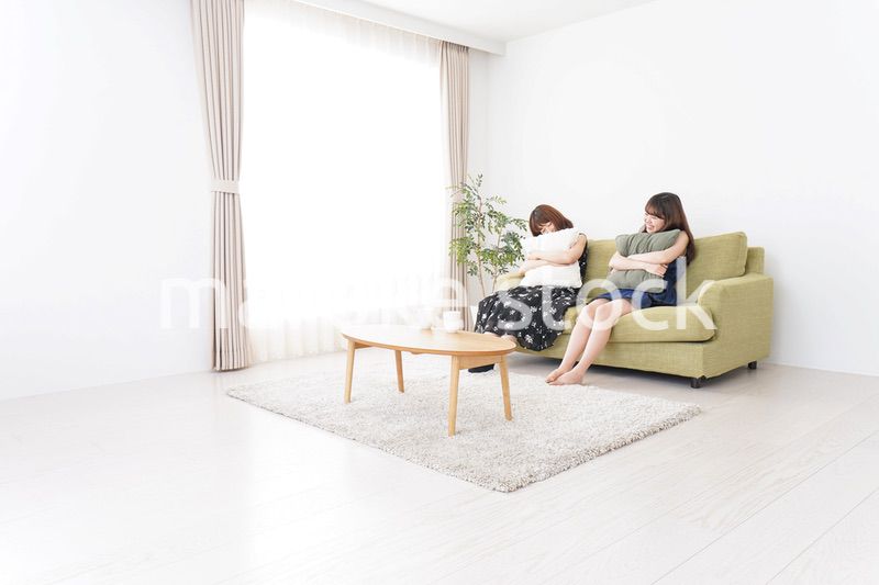 家で女子会する若い女性