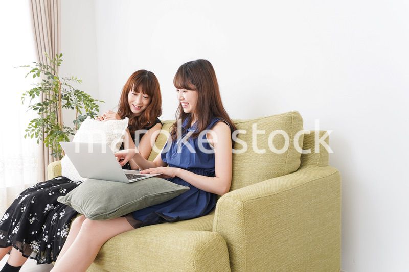 自宅でパソコンを使う女性