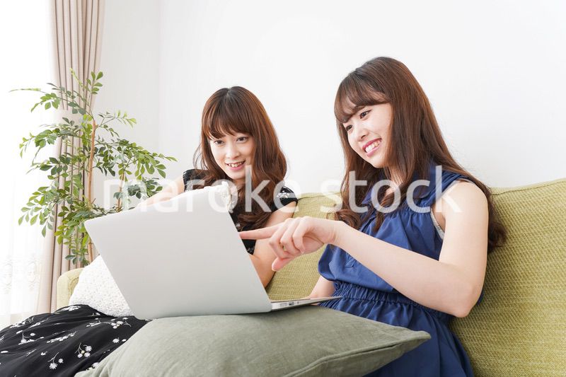 自宅でパソコンを使う女性