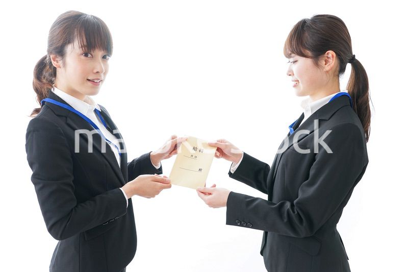 若いビジネスウーマンと給料