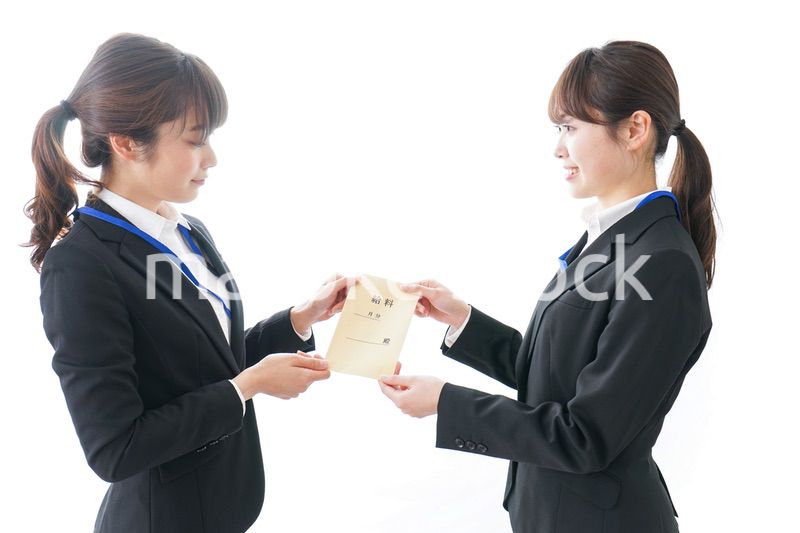 若いビジネスウーマンと給料