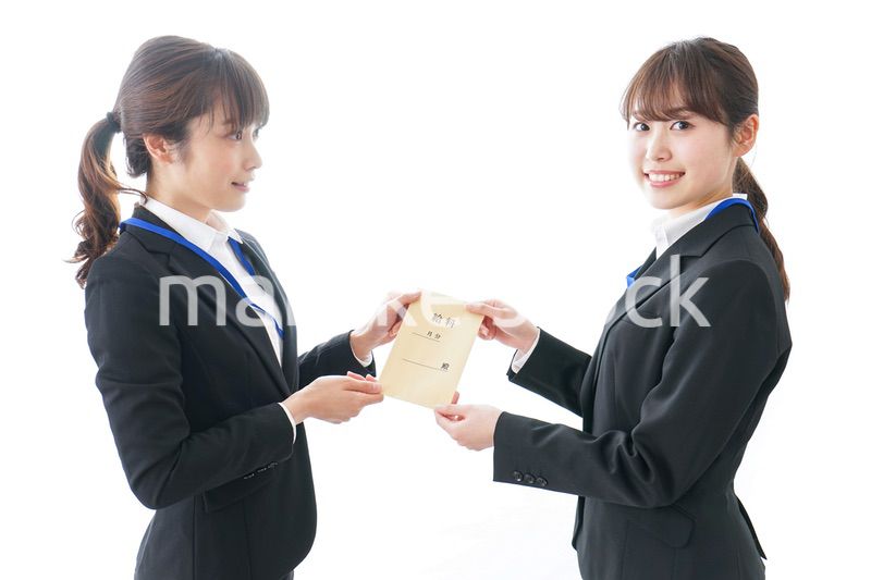 若いビジネスウーマンと給料